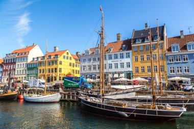 Kopenhag, Danimarka - 23 Mayıs: Nyhavn bölgesi Kopenhag, Danimarka'nın en ünlü ve en güzel landmark 23 Mayıs 2017 güneşli bir günde içinde biridir