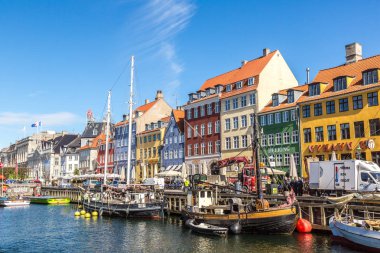 Kopenhag, Danimarka - 23 Mayıs: Nyhavn bölgesi Kopenhag, Danimarka'nın en ünlü ve en güzel landmark 23 Mayıs 2017 güneşli bir günde içinde biridir