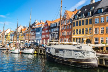 Kopenhag, Danimarka - 23 Mayıs: Nyhavn bölgesi Kopenhag, Danimarka'nın en ünlü ve en güzel landmark 23 Mayıs 2017 güneşli bir günde içinde biridir