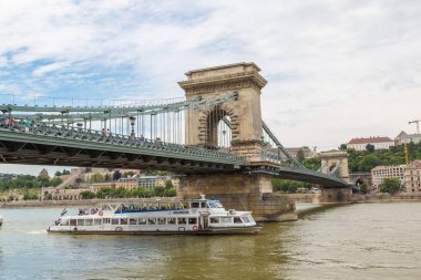 Budapeşte, Macaristan - 22 Temmuz 2017: Güzel yaz günü Budapeşte Macaristan'ın Szechenyi Chain bridge