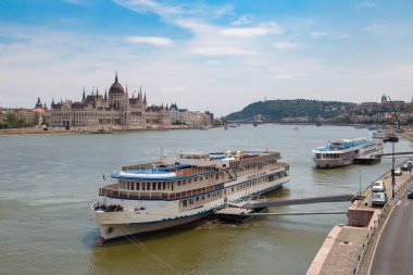 Budapeşte, Macaristan - 22 Temmuz 2017: Budapeşte Macaristan'ın bir güzel yaz günü bina parlamento