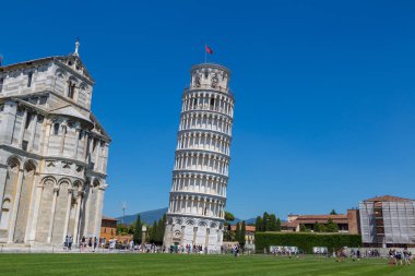 Pisa, İtalya - 22 Temmuz 2017: Leaning tower ve bir yaz günü güzel yaz gün Pisa Katedrali Pisa, İtalya