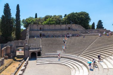 Naples, İtalya - 22 Temmuz 2017: Pompei antik şehir şehir küçük Roma Tiyatrosu yanardağ Vesuvius, İtalya patlama bir güzel yaz günde tarafından 79bc içinde yok