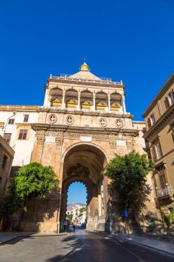 Palermo, İtalya - 28 Temmuz 2017: Palermo, İtalya Porto Nuovo kapısı bir güzel yaz gün