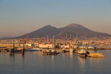 Naples, İtalya - 22 Temmuz 2017: Napoli (Naples) ve Yanardağı Vezüv arka planda bir güzel yaz günü, İtalya