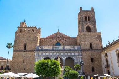 Monreale, İtalya - 28 Temmuz 2017: Katedrali Monreale, İtalya güzel yaz gün