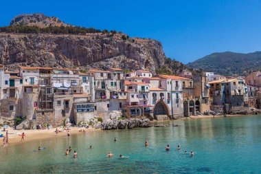 Cefalu, İtalya - 28 Temmuz 2017: Liman ve Sicilya Cefalu, İtalya güzel yaz günü'eski evleri