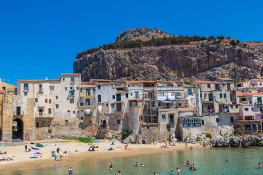 Cefalu, İtalya - 28 Temmuz 2017: Liman ve Sicilya Cefalu, İtalya güzel yaz günü'eski evleri