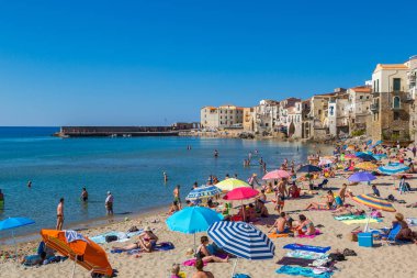 Cefalu, İtalya - 28 Temmuz 2017: Sandy beach Sicilya Cefalu, İtalya güzel yaz günü '