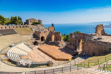 Taormina, İtalya - 11 Temmuz 2017: Güzel yaz günü Taormina, Sicilya, İtalya için antik Yunan tiyatro kalıntıları