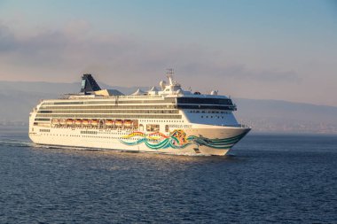 Messina, İtalya - 28 Temmuz 2017: Cruise gemisiyle bir güzel yaz günü İtalya