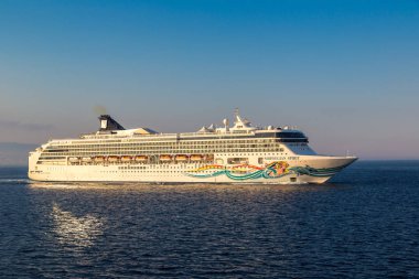 Messina, İtalya - 28 Temmuz 2017: Cruise gemisiyle bir güzel yaz günü İtalya