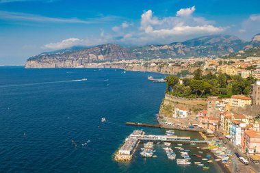 Sorrento, İtalya - 28 Temmuz 2017: Hava panoramik Sorrento, İtalya güzel yaz gün Amalfi Coast