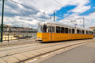 Budapeşte, Macaristan - 22 Temmuz 2017: Retro tramvay Budapeşte Macaristan'güzel bir yaz günü
