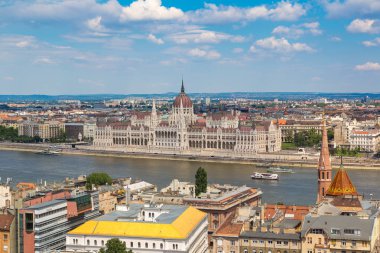 Budapest, Macaristan - 22 Temmuz 2017: Budapeşte ve Macaristan Parlamento Binası, panoramik görünümünde bir güzel yaz günü