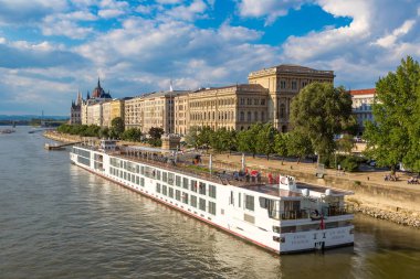 Budapeşte, Macaristan - 22 Temmuz 2017: Güzel yaz günü içinde Macaristan Tuna Nehri Budapeşte görünüm