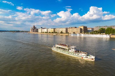 Budapeşte, Macaristan - 22 Temmuz 2017: Budapeşte Macaristan'ın bir güzel yaz günü bina parlamento