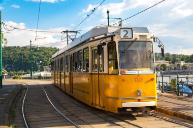 Budapeşte, Macaristan - 22 Temmuz 2017: Retro tramvay Budapeşte Macaristan'güzel bir yaz günü