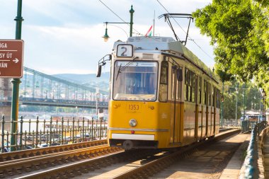 Budapeşte, Macaristan - 22 Temmuz 2017: Retro tramvay Budapeşte Macaristan'güzel bir yaz günü