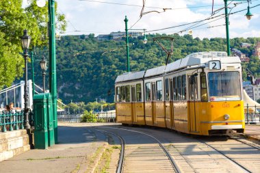 Budapeşte, Macaristan - 22 Temmuz 2017: Retro tramvay Budapeşte Macaristan'güzel bir yaz günü