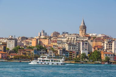 Istanbul, Türkiye - 26 Temmuz 2017: Galata Kulesi ve Haliç, Istanbul'da bir güzel yaz günü'Körfezi Cityscape