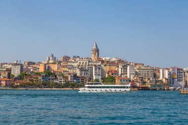 Istanbul, Türkiye - 26 Temmuz 2017: Galata Kulesi ve Haliç, Istanbul'da bir güzel yaz günü'Körfezi Cityscape