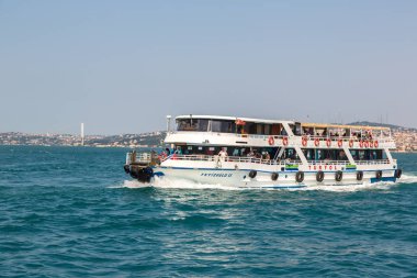 Istanbul, Türkiye - 26 Temmuz 2017: Yolcu gemisiyle bir güzel yaz günü Körfez'de Haliç, Istanbul, Türkiye