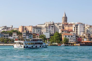 Istanbul, Türkiye - 26 Temmuz 2017: Galata Kulesi ve Haliç, Istanbul'da bir güzel yaz günü'Körfezi Cityscape