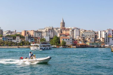 Istanbul, Türkiye - 26 Temmuz 2017: Galata Kulesi ve Haliç, Istanbul'da bir güzel yaz günü'Körfezi Cityscape