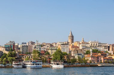 Istanbul, Türkiye - 26 Temmuz 2017: Galata Kulesi ve Haliç, Istanbul'da bir güzel yaz günü'Körfezi Cityscape