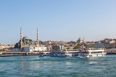 Istanbul, Türkiye - 26 Temmuz 2017: Yolcu gemisiyle bir güzel yaz günü Körfez'de Haliç, Istanbul, Türkiye