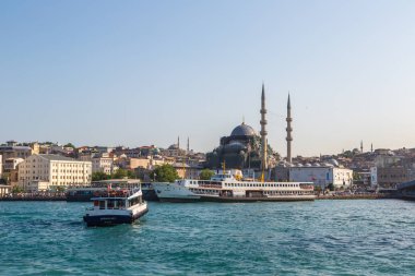 Istanbul, Türkiye - 26 Temmuz 2017: Yolcu gemisiyle bir güzel yaz günü Körfez'de Haliç, Istanbul, Türkiye