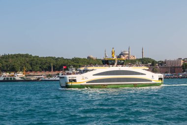 Istanbul, Türkiye - 26 Temmuz 2017: Yolcu gemisiyle bir güzel yaz günü Körfez'de Haliç, Istanbul, Türkiye