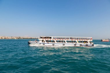 Istanbul, Türkiye - 26 Temmuz 2017: Yolcu gemisiyle bir güzel yaz günü Körfez'de Haliç, Istanbul, Türkiye