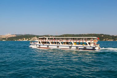 Istanbul, Türkiye - 26 Temmuz 2017: Yolcu gemisiyle bir güzel yaz günü Körfez'de Haliç, Istanbul, Türkiye