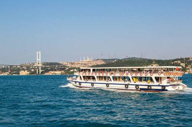 Istanbul, Türkiye - 26 Temmuz 2017: Yolcu gemisi ve Haliç, Istanbul'da bir güzel yaz günü'Körfez ' Boğaziçi Köprüsü