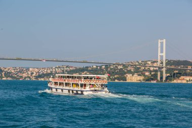 Istanbul, Türkiye - 26 Temmuz 2017: Yolcu gemisi ve Haliç, Istanbul'da bir güzel yaz günü'Körfez ' Boğaziçi Köprüsü