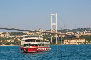 Istanbul, Türkiye - 26 Temmuz 2017: Yolcu gemisi ve Haliç, Istanbul'da bir güzel yaz günü'Körfez ' Boğaziçi Köprüsü