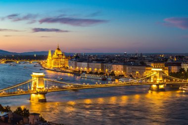 Istanbul, Türkiye - 26 Temmuz 2017: Budapeşte ve Macaristan Parlamento Binası, panoramik görünümünde bir güzel yaz gecesi