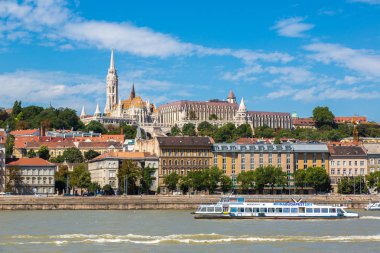 Budapeşte, Macaristan - 22 Temmuz 2017: Güzel yaz günü içinde Macaristan Tuna Nehri Budapeşte görünüm