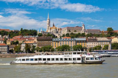 Budapeşte, Macaristan - 22 Temmuz 2017: Güzel yaz günü içinde Macaristan Tuna Nehri Budapeşte görünüm