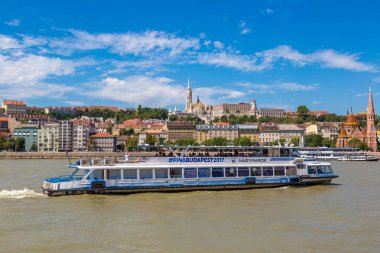 Budapeşte, Macaristan - 22 Temmuz 2017: Güzel yaz günü içinde Macaristan Tuna Nehri Budapeşte görünüm
