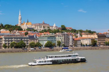 Budapeşte, Macaristan - 22 Temmuz 2017: Güzel yaz günü içinde Macaristan Tuna Nehri Budapeşte görünüm