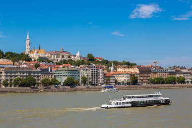 Budapeşte, Macaristan - 22 Temmuz 2017: Güzel yaz günü içinde Macaristan Tuna Nehri Budapeşte görünüm