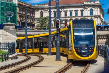 Budapeşte, Macaristan - 22 Temmuz 2017: Budapeşte Macaristan'ın bir güzel yaz günü Modern tramvay