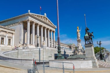 Viyana, Avusturya - 25 Temmuz 2017: Güzel yaz günü Viyana, Avusturya'da Avusturya parlamentosu