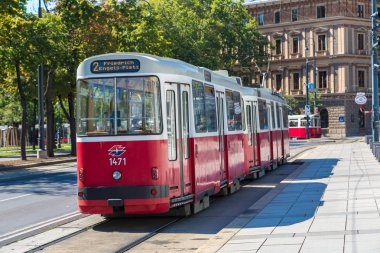 Vienna, Avusturya - 25 Temmuz 2017: Geleneksel kırmızı elektrikli tramvay Viyana, Avusturya'da bir güzel yaz gün