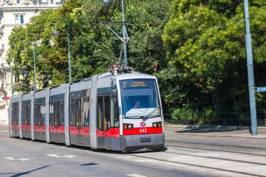 Vienna, Avusturya - 25 Temmuz 2017: Geleneksel kırmızı elektrikli tramvay Viyana, Avusturya'da bir güzel yaz gün