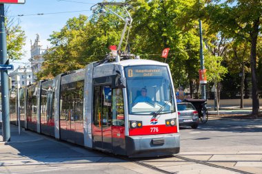 Vienna, Avusturya - 25 Temmuz 2017: Geleneksel kırmızı elektrikli tramvay Viyana, Avusturya'da bir güzel yaz gün