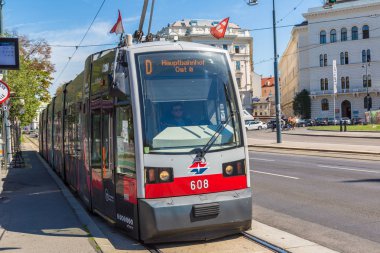 Vienna, Avusturya - 25 Temmuz 2017: Geleneksel kırmızı elektrikli tramvay Viyana, Avusturya'da bir güzel yaz gün